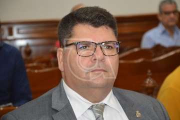 Telde guarda un minuto de silencio por las víctimas de violencia de género y aprueba dos manifiestos (Foto TA Y Francisco Javier Santana)